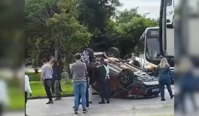 Acidente com capotamento afeta trânsito nesta segunda (8) no bairro Trindade em Florianópolis