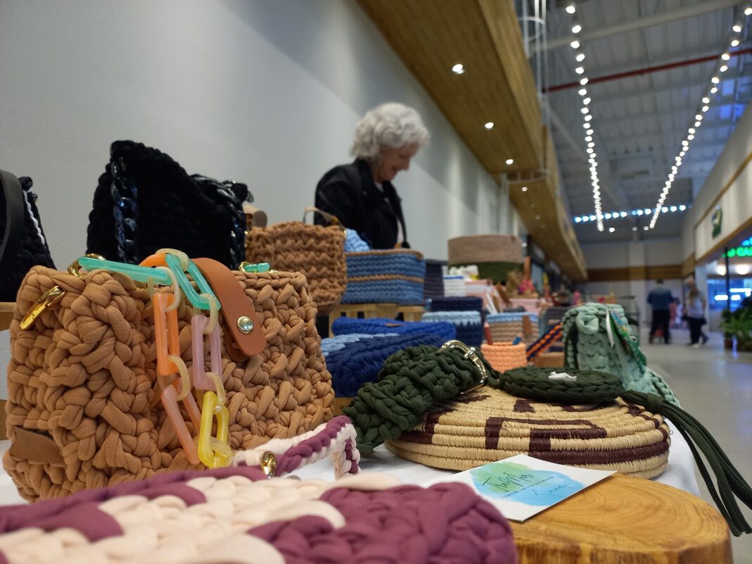 Mercadão de Coqueiros em Florianópolis abre espaço para artesãos da região continental de Florianópolis