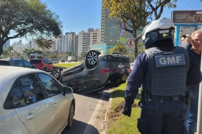 Acidente na Avenida Beira-Mar em Florianópolis: Carro Capota Após Colisão