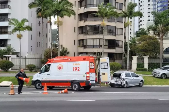 Grave acidente na Beira-Mar em Florianópolis arremessa carro e deixa motorista ferida